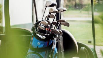 Un carrito de golf con un bolso de palos y el número 3 en el vehículo.