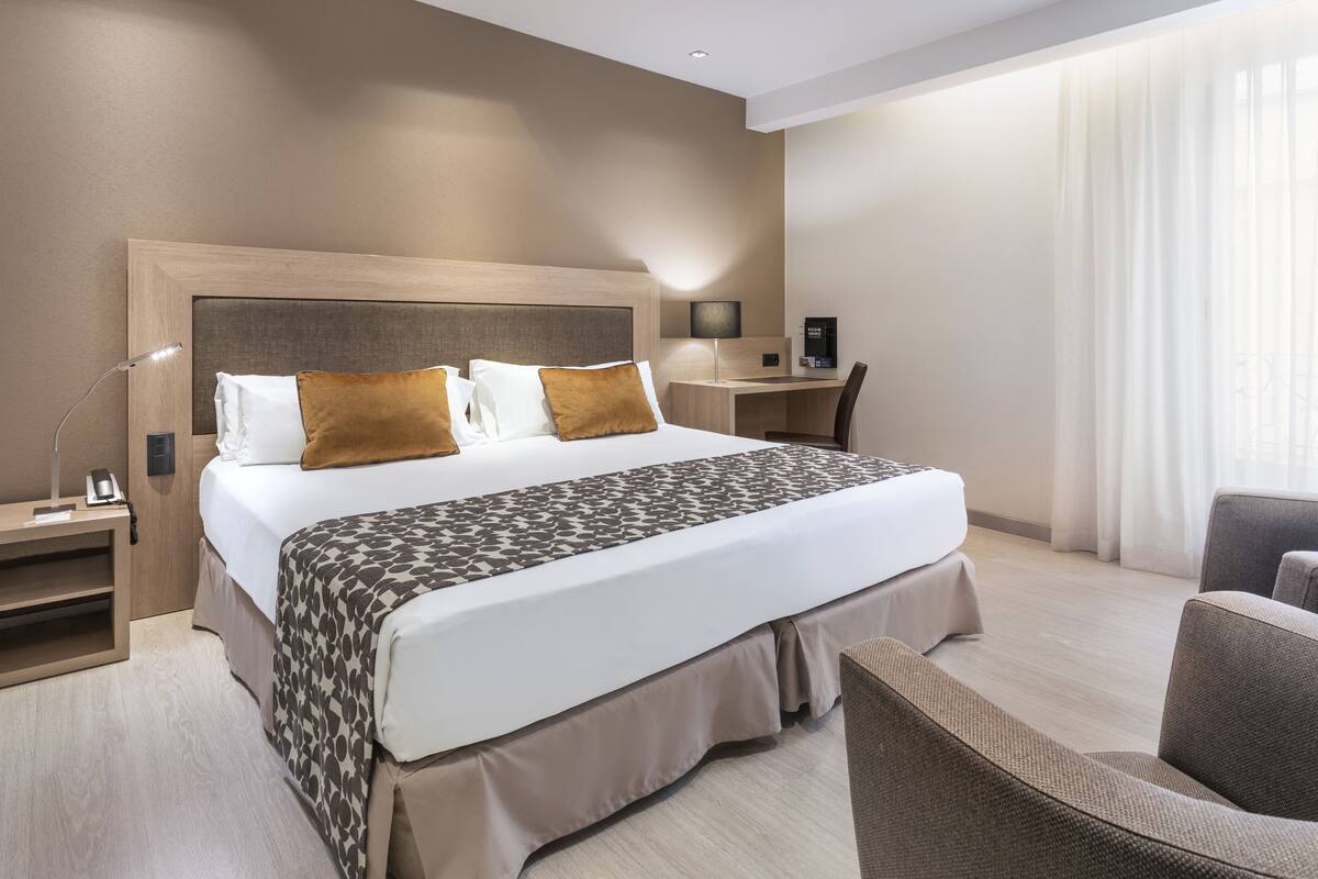 Minibar, két bảo mật tại phòng, bàn