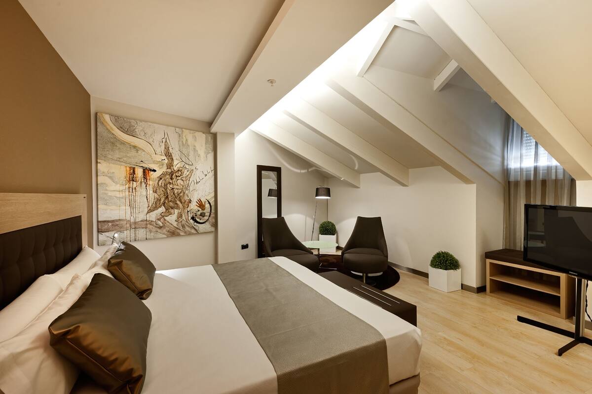 Minibar, in-room safe, desk, laptop workspace