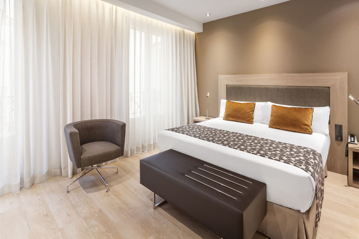 Minibar, két bảo mật tại phòng, bàn 