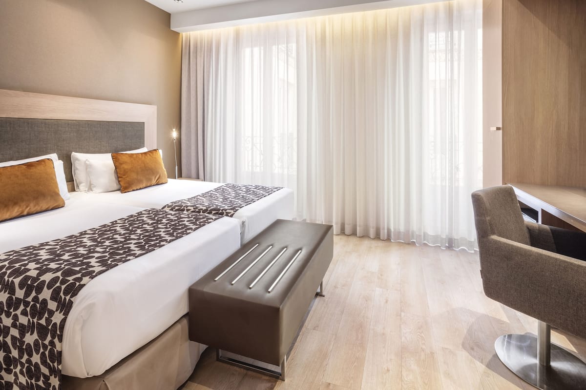 Minibar, két bảo mật tại phòng, bàn