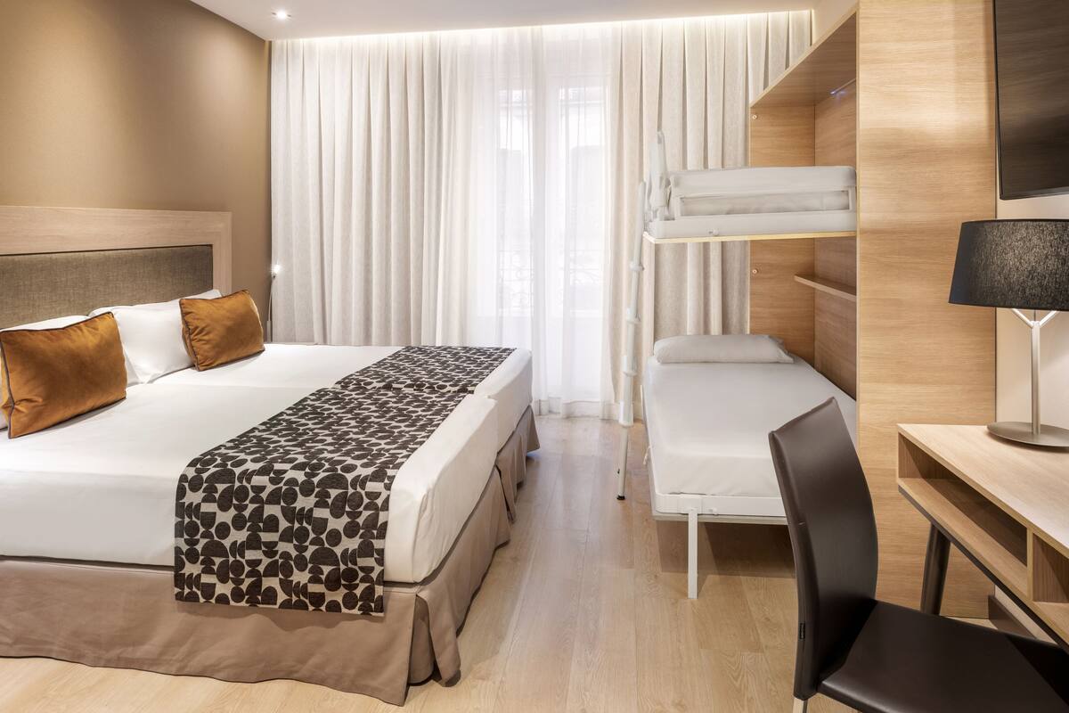 Phòng dành cho gia đình (2 Adults + 2 Children) | Minibar, két bảo mật tại phòng, bàn 