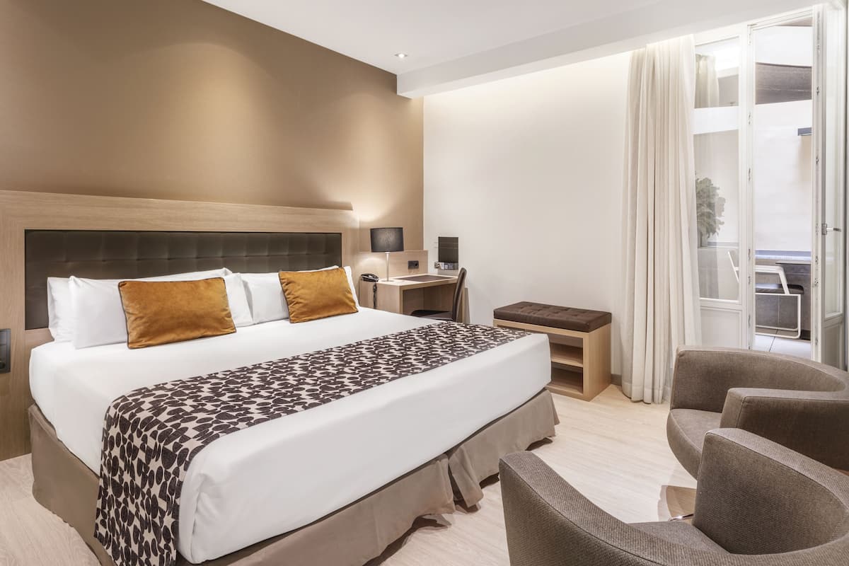 Minibar, két bảo mật tại phòng, bàn 