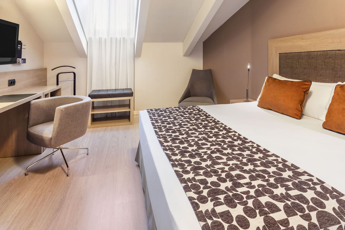 Minibar, két bảo mật tại phòng, bàn