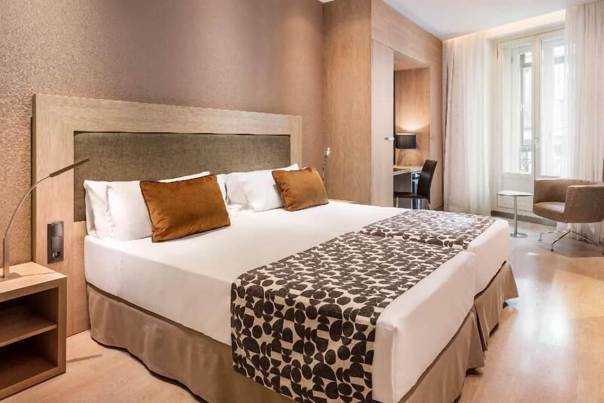Minibar, két bảo mật tại phòng, bàn
