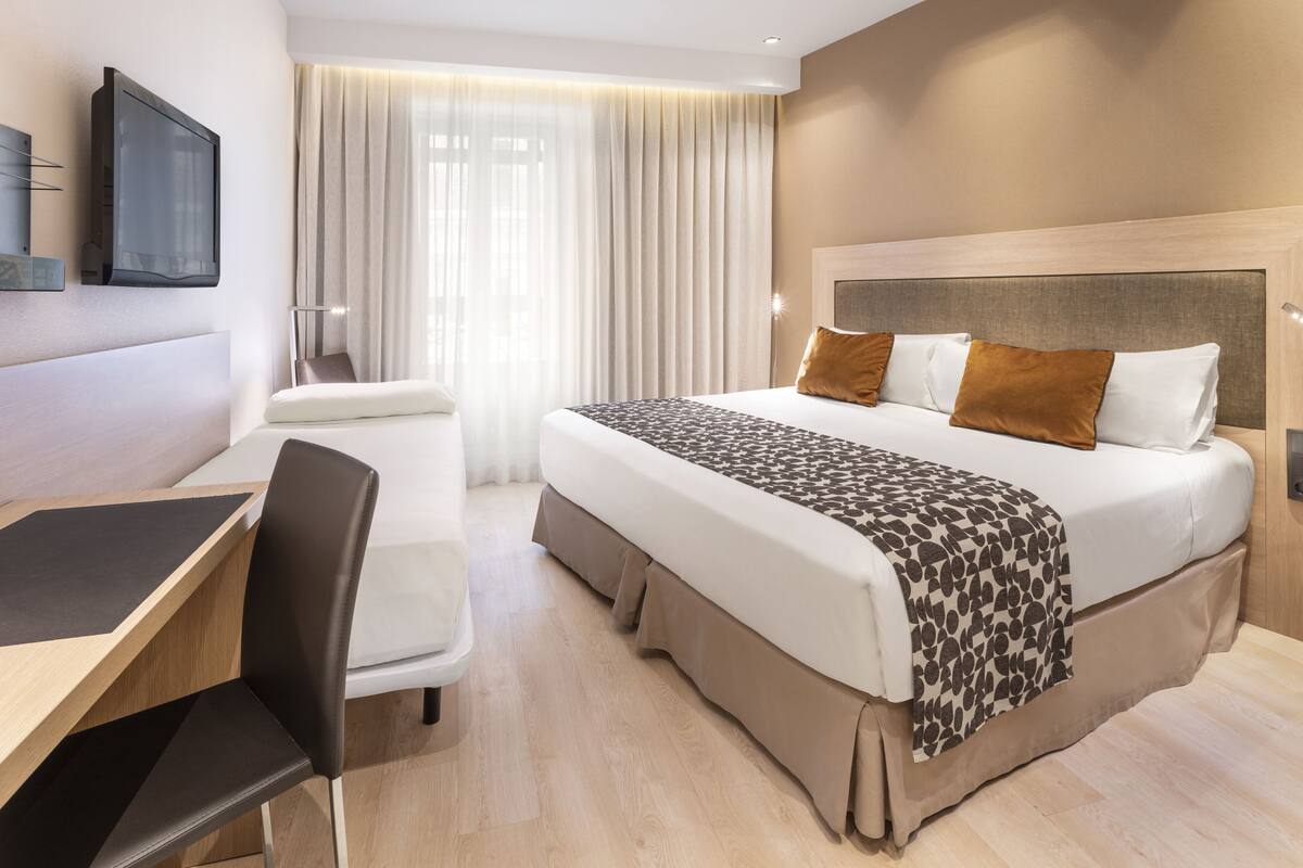Phòng 3 | Minibar, két bảo mật tại phòng, bàn 
