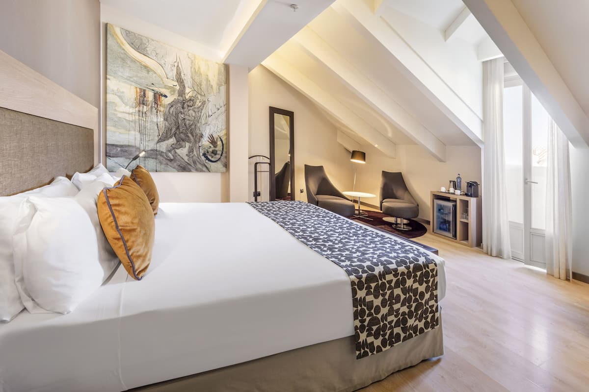 Minibar, két bảo mật tại phòng, bàn