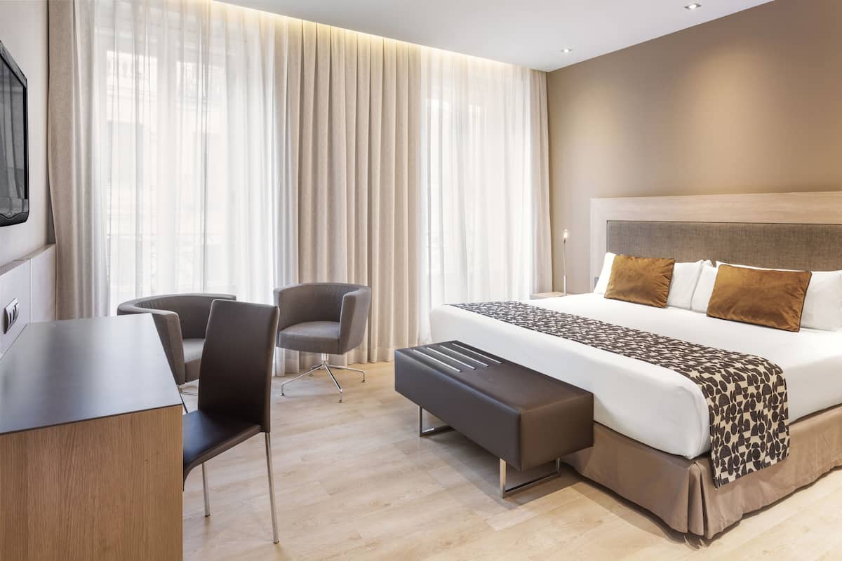 Minibar, két bảo mật tại phòng, bàn