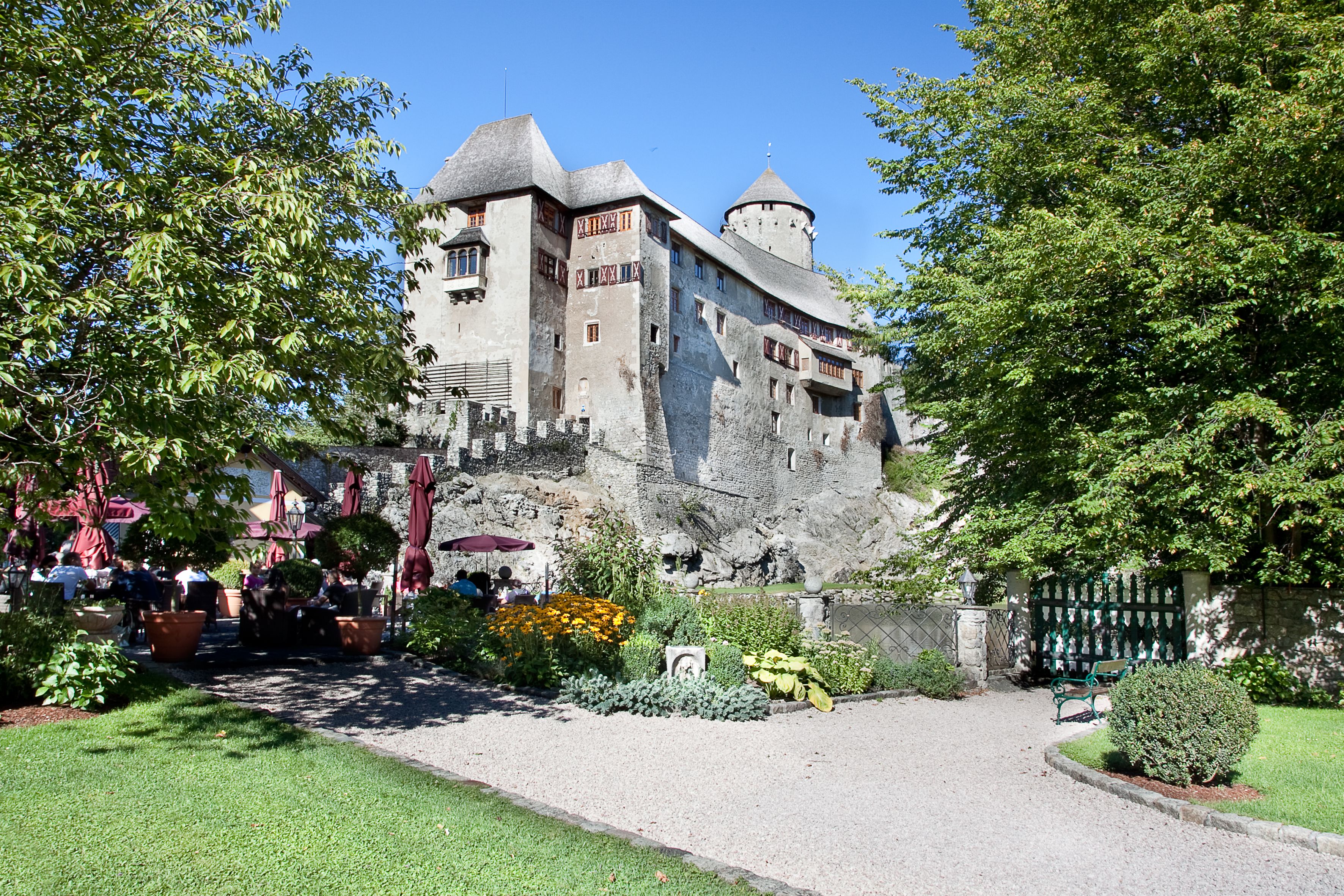 lunch, dinner served; international cuisine, al fresco dining