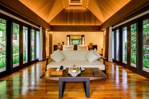 1 habitación, ropa de cama de alta calidad, cubrecamas y minibar 