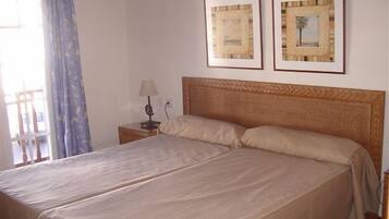 Standard Apartment, 2 Twin Beds | Free cribs/infant beds, rollaway beds