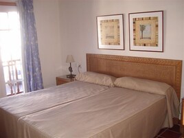 Standard Apartment, 2 Twin Beds | Free cribs/infant beds, rollaway beds