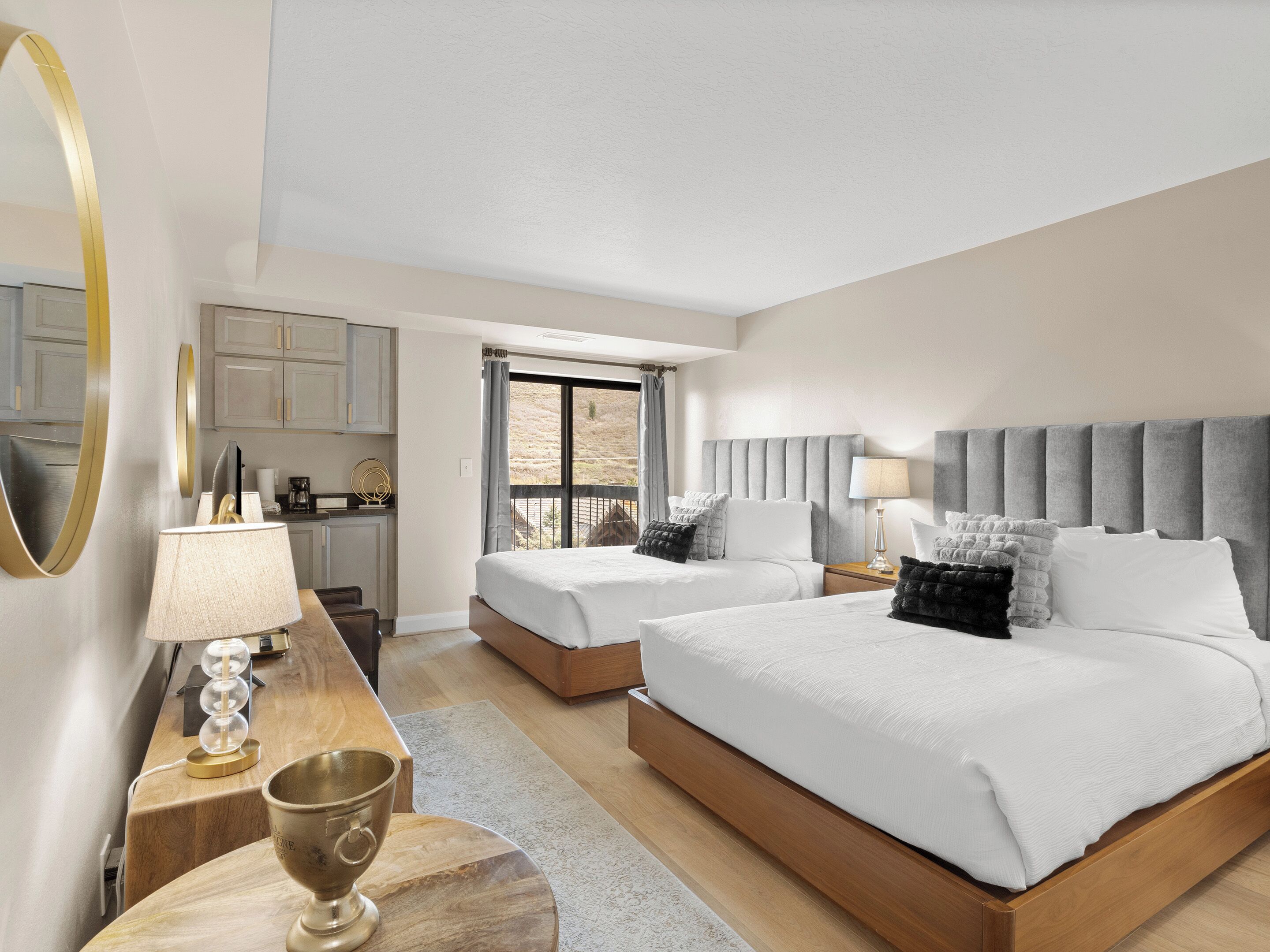 2 Bedroom Condominium | Individuelt dekorert, individuelt innredet og strykejern/-brett