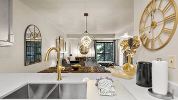 1 Bedroom Condominium | Cocina privada | Refrigerador, microondas y congelador