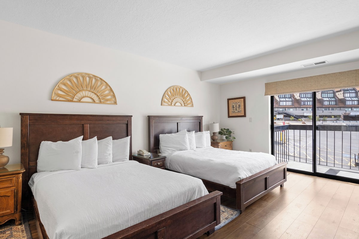 2 Bedroom Condominium | 1 quarto, individualmente decorados, individualmente mobiliados
