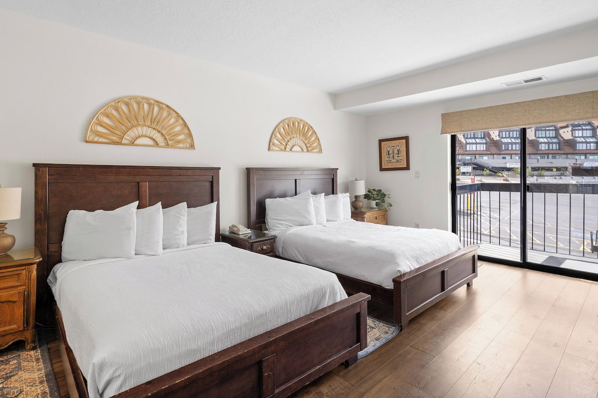 2 Bedroom Condominium | 1 dormitorio, decoración individual, mobiliario individual
