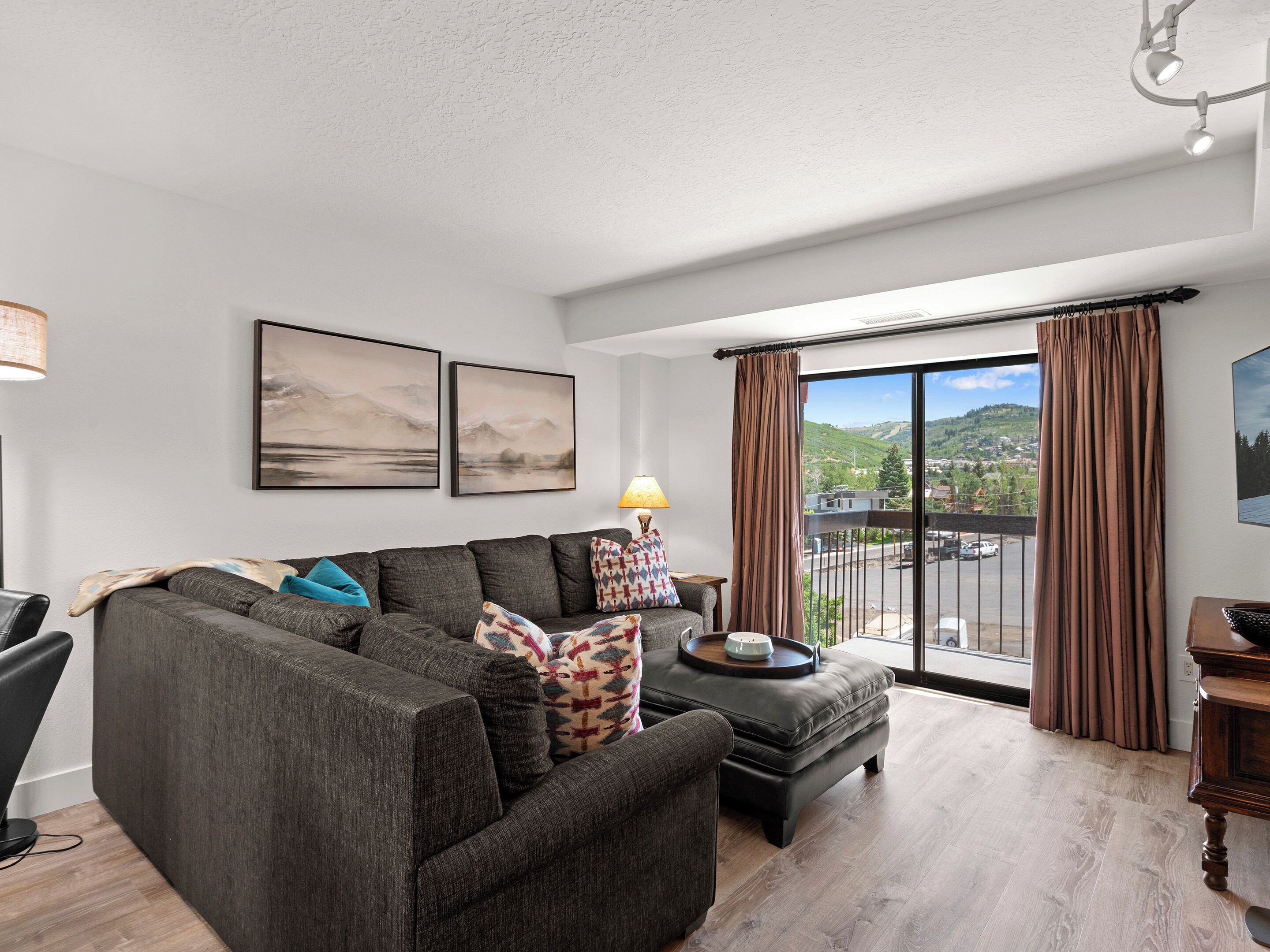 1 Bedroom Condominium | 起居区 | 27-英寸电视（配备有线频道）