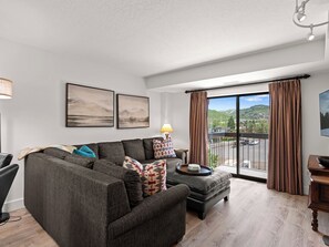 1 Bedroom Condominium | Área de sala de estar | Televisión de 27 pulgadas con canales por cable 