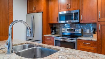 2 Bedroom Condominium | Cozinha privada | Geladeira, micro-ondas, freezer