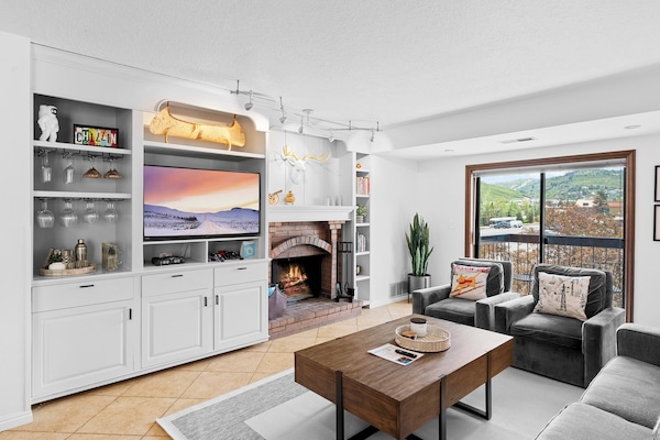 1 Bedroom Condominium | Living area | 27-inch TV with cable channels