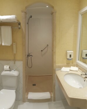 Ducha, artículos de tocador gratuitos, secador de pelo, toallas