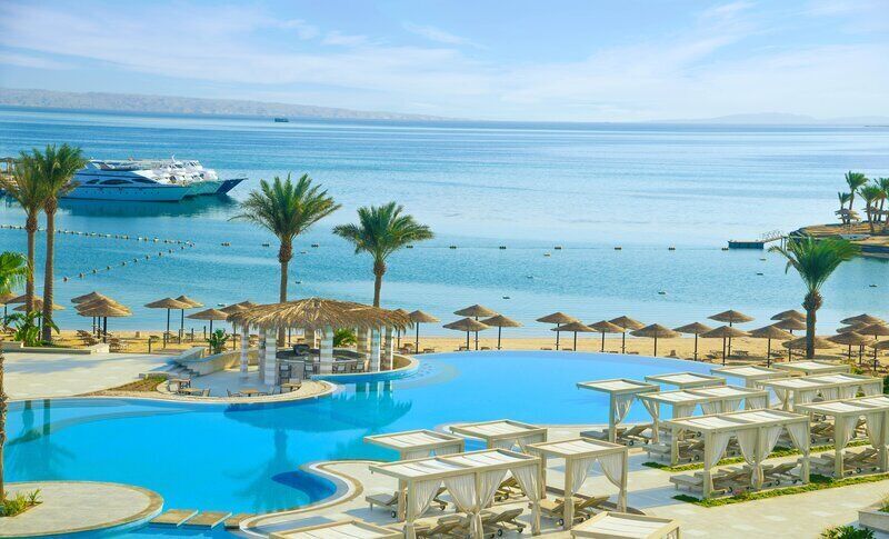 Piscine extérieure, parasols de plage, chaises longues