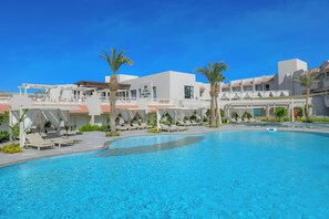 Outdoor pool, pool umbrellas, sun loungers - JAZ Elite Casa Del Mar Beach (Hurghada)