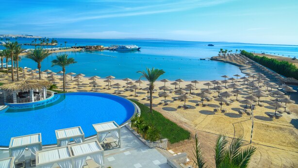 A resort with a large swimming pool, beach area with umbrellas, and a view of the sea. - JAZ Elite Casa Del Mar Beach - All inclusive (Hurghada)