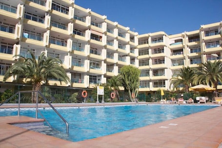 Outdoor pool, pool loungers. Apartamentos Roque Nublo