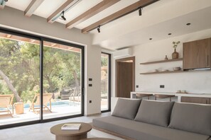Hilltop Suite Private pool - Garden or Side Sea View- Adults Only | 起居區 | 1-吋電漿電視、衛星頻道、電視