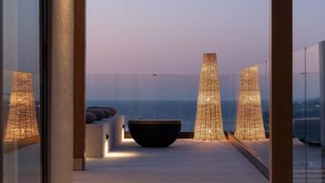 Hilltop Executive Suite with Jacuzzi and Private Pool, Panoramic Sea View - Adults Only | Interior