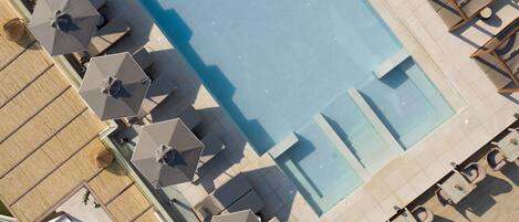 2 Außenpools, Sonnenschirme, Liegestühle