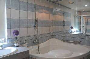 Free toiletries, hair dryer, slippers, towels - Eastern Beauty Hotel (Taipei)