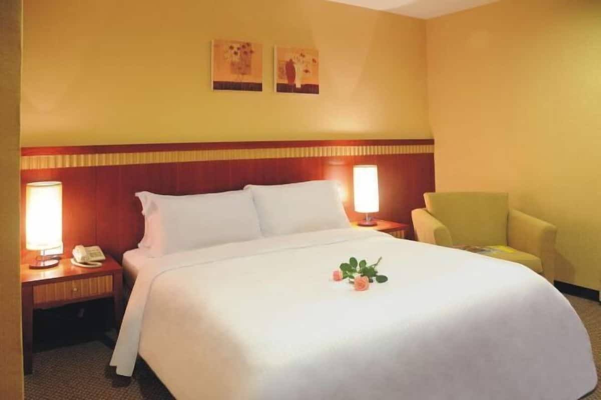 Premium bedding, down duvets, free minibar, in-room safe