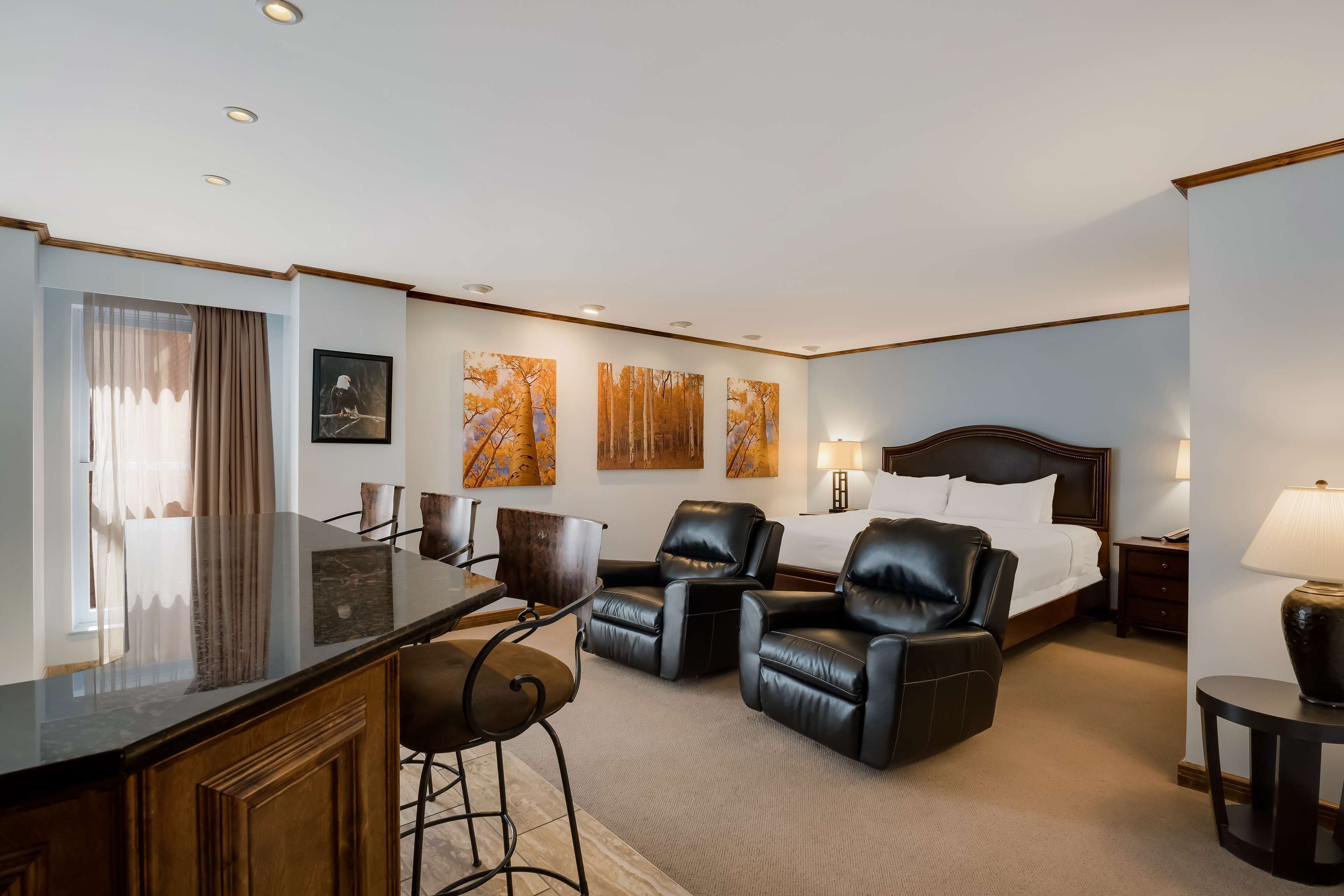 Tabla de planchar con plancha, wifi gratis y ropa de cama 