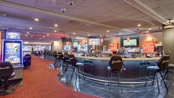 3 bars/lounges