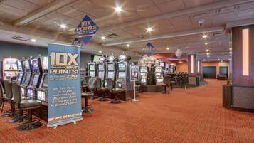 Un casinò con diverse slot machine e un’area segnalata per un moltiplicatore di punti 10 volte.