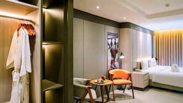 HARRIS Unique Room | มินิบาร์, ตู้นิรภัยในห้องพัก, โต๊ะทำงาน, ห้องเก็บเสียง