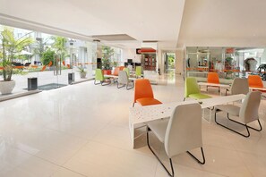 Lobby sitting area - HARRIS Hotel & Residence Riverview Kuta Bali (Kuta)