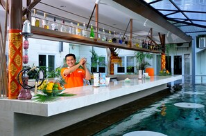 Bar junto a la piscina