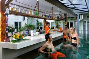 Bar junto a la piscina