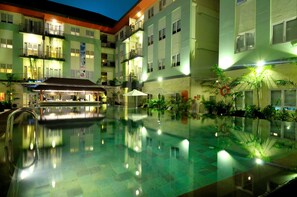 3 outdoor pools - HARRIS Hotel & Residence Riverview Kuta Bali (Kuta)