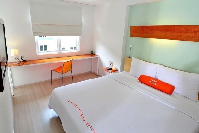 Frigobar, cofres nos quartos, escrivaninha, quartos à prova de som