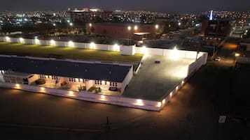 住宿正面 (夜晚)