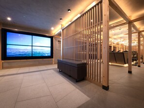 Lobby sitting area - SUPER HOTEL Osaka Natural Hot Spring (Osaka)