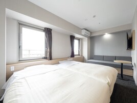 Værelse med 2 enkeltsenge - ikke-ryger (B type) | Skrivebord, mørklægningsgardiner, lydisolering, strygejern/strygebræt