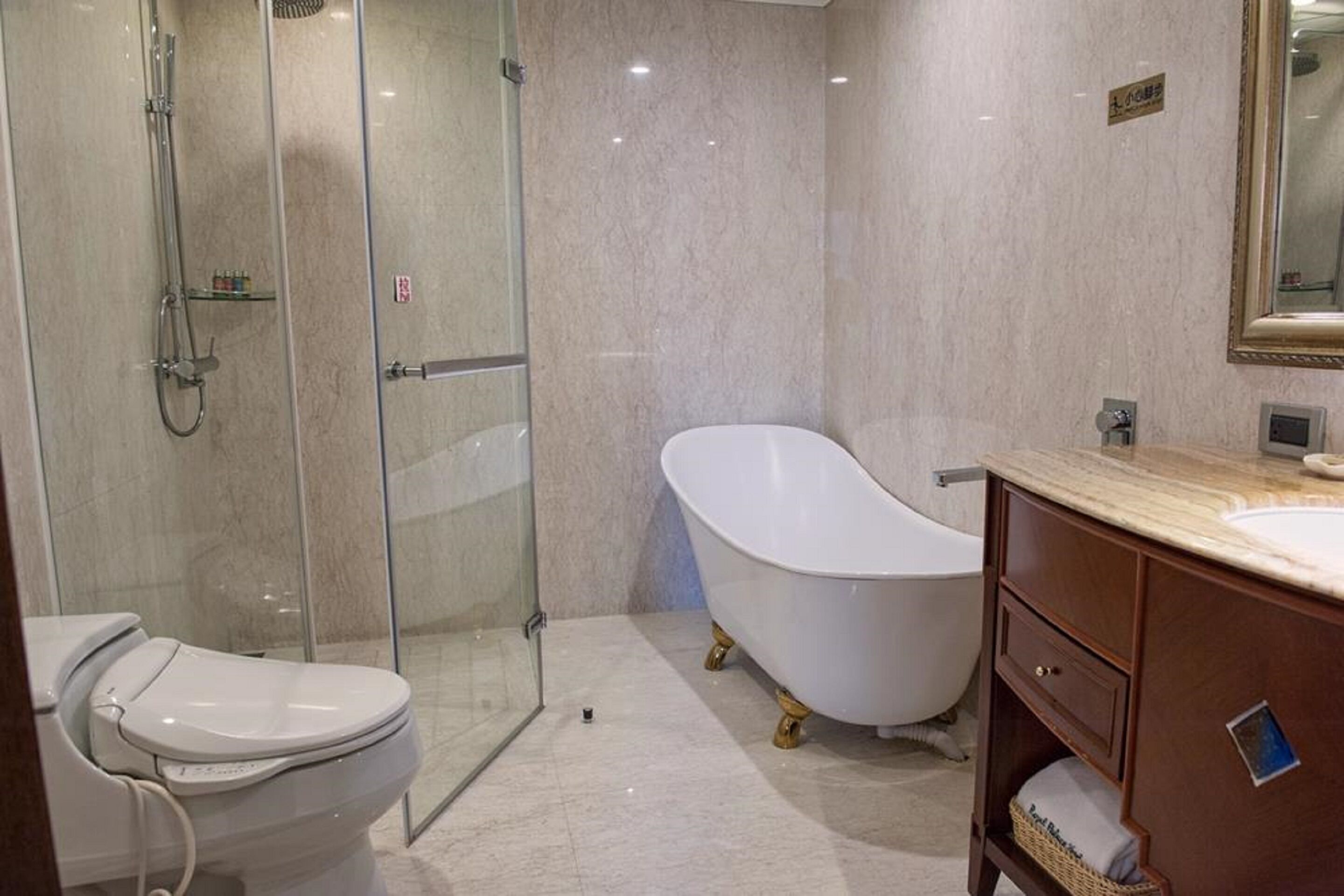 royal suite, 1 double bed | bathroom | free toiletries, hair dryer, slippers, towels
