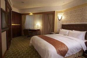 Royal-Suite, 1 Doppelbett | Zimmersafe, Schreibtisch, schallisolierte Zimmer, Bügeleisen/Bügelbrett