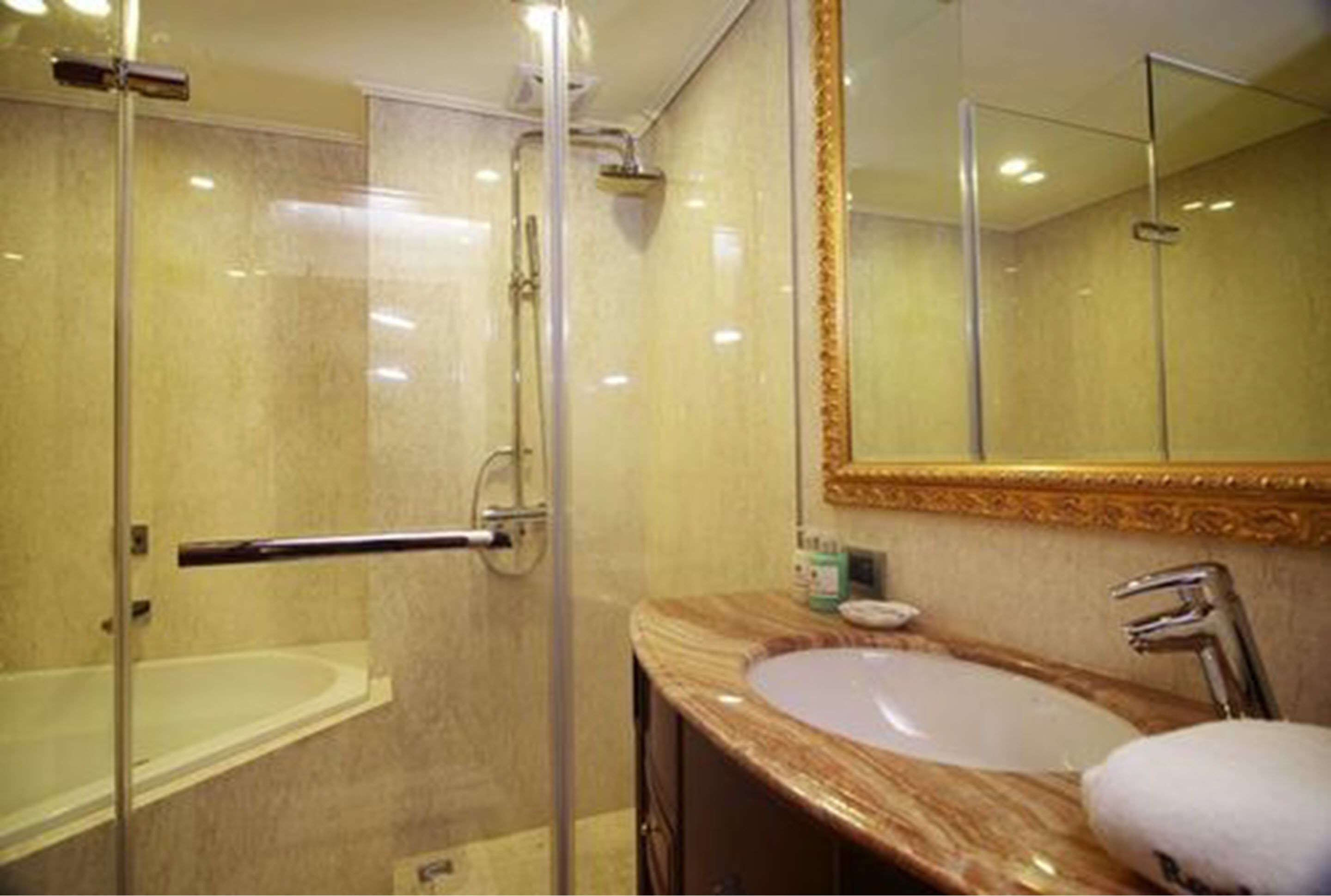 triple room | bathroom | free toiletries, hair dryer, slippers, towels
