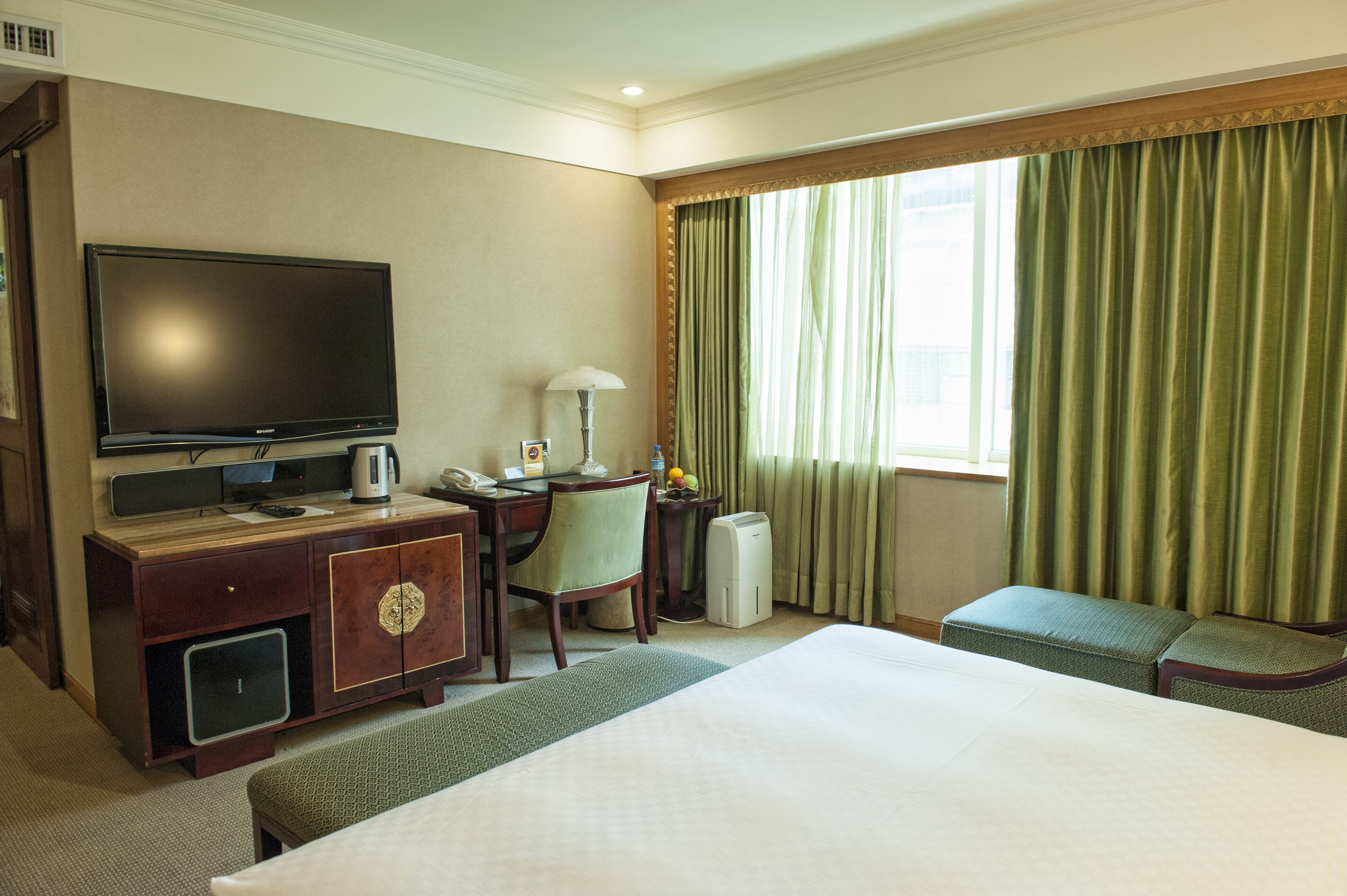 deluxe double room, 1 king bed | in-room safe, desk, soundproofing, iron/ironing board